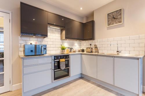 Stylish Town Centre House - 300Mbps, Parking & Sunny decking in Talbot and Branksome Woods