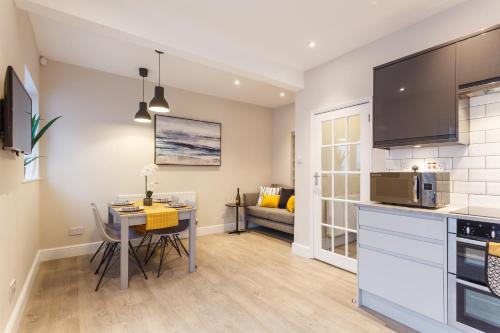 Stylish Town Centre House - 300Mbps, Parking & Sunny decking in Talbot and Branksome Woods