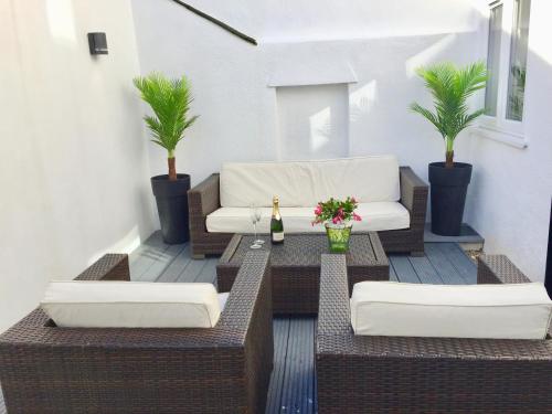 Stylish Town Centre House - 300Mbps, Parking & Sunny decking in Talbot and Branksome Woods