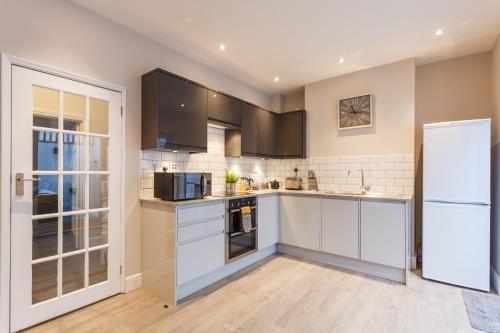 Stylish Town Centre House - 300Mbps, Parking & Sunny decking in Talbot and Branksome Woods