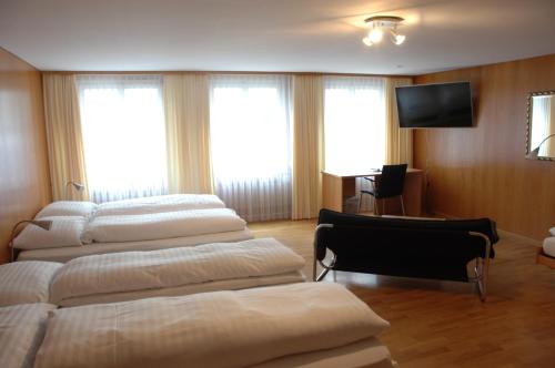 4 twin beds