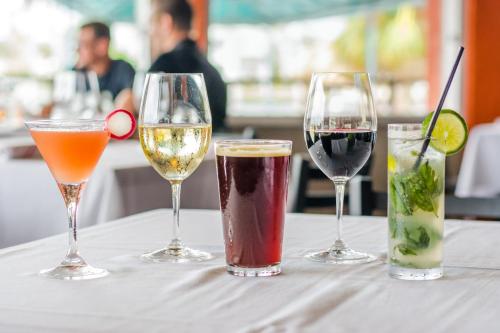 Comida y bebida, Sands Harbor Resort and Marina in Pompano Beach