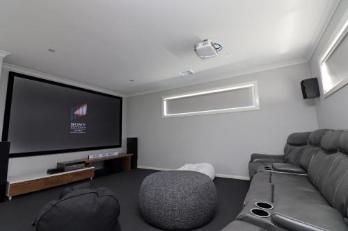 Serenity on Currawong - Billiards, Home Theatre, WiFi, Linen, 4 bdrms
