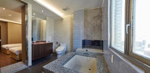 room detail thumbnail 2