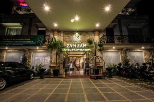Zamzam Hotel and Convention Batu Powered by Archipelago - 출입구