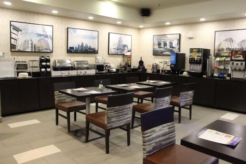 餐廳, 堪薩斯城機場KCI東貝斯特韋斯特Plus酒店 (Best Western Plus Kansas City Airport-KCI East) in 費洛威