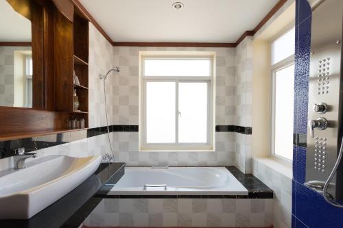 room detail thumbnail 2
