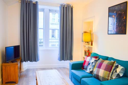 Bright & cosy home near city centre! Sleeps 4 - image 8