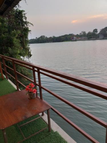 ラチャブリー Aroonsri Thara 3つ星 ホテル 外観