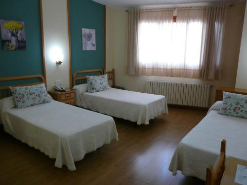 3 twin beds