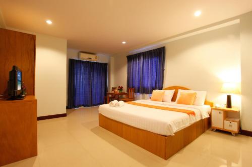 room detail thumbnail 1