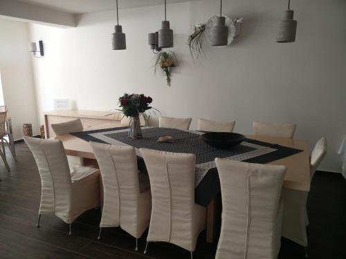 New York Hotel - image 8