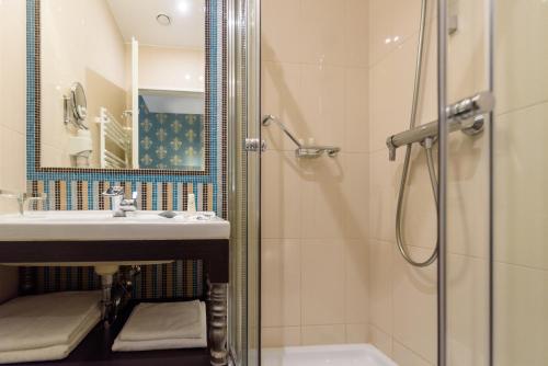 room detail thumbnail 2