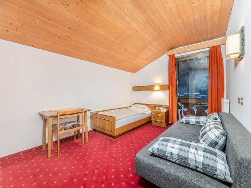 Hotel Pontives Hotel Pontives is conveniently located in the popular Ortisei area. The hotel offers guests a range of services and amenities designed to provide comfort and convenience. Luggage storage, family room,