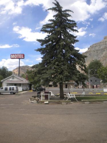 . Riverside Motel