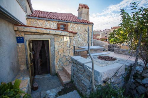  Antique house in Cres