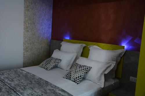BUBU LOFT SUNRISE OF MAMAIA (DE SILVA)