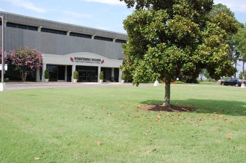 Whispering Woods Hotel & Conference Center - image 7