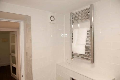 Silver View-Spa Hot Tub-Beautiful Sea Views-Free Parking- Central Lyme Regis