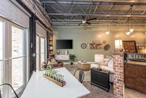 Green Door Lofts -Magnolia Loft, Silos/Downtown thumb 3
