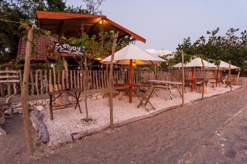 Maryan Moyo Bungalows & Resto