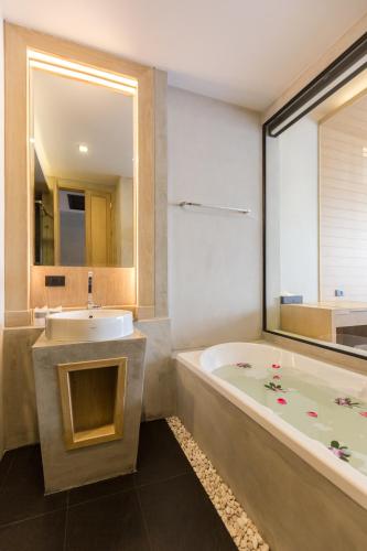 room detail thumbnail 2