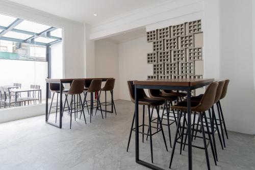 Restaurant, RedDoorz Premium near Centre Point Mall Medan in Medan Perjuangan