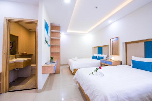 Suite with City View image 4