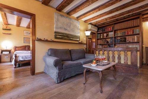 La Tana Cozy Apartment in Campo San Maurizio - image 2