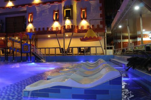 Swimming pool, Hotel Castillo Resort in San Gil