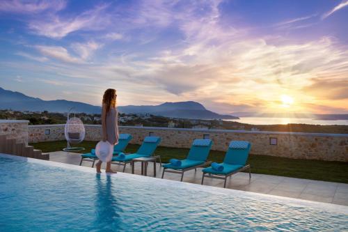  Plaka Villa Sleeps 6 Pool Air Con WiFi in Plaka
