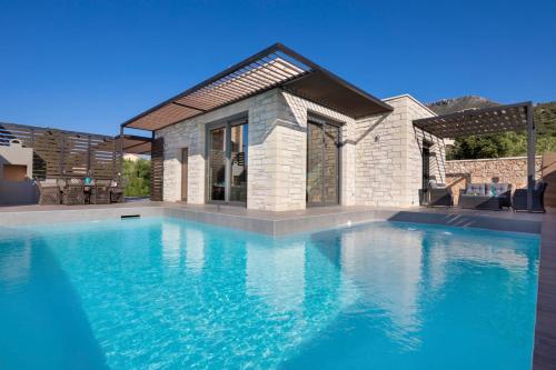  Plaka Villa Sleeps 6 Pool Air Con WiFi T757152 in Plaka