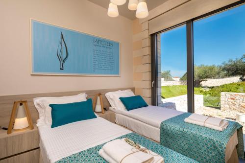  Plaka Villa Sleeps 6 Pool Air Con WiFi T757152 in Plaka
