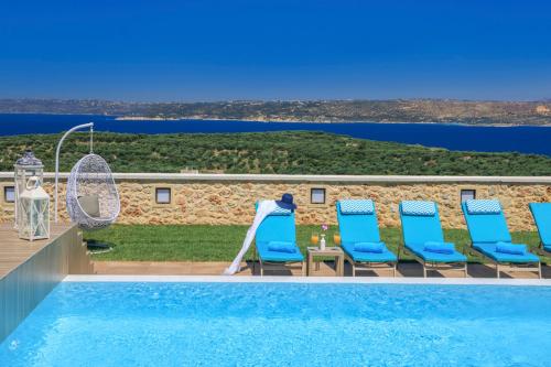  Plaka Villa Sleeps 6 Pool Air Con WiFi in Plaka