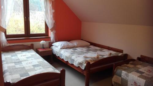 1 double bed, 2 twin beds