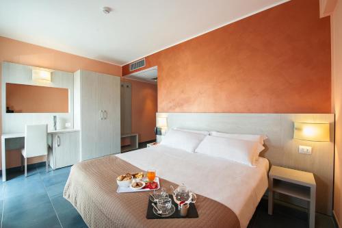 1 king bed, 1 twin bed