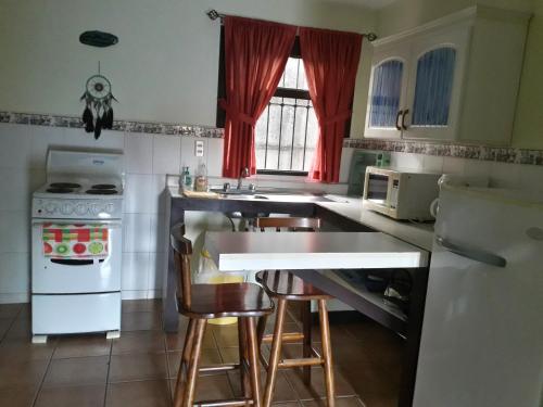 кухня, Dos Palmas Studio Apartments in Алахуела