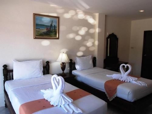 2 twin beds