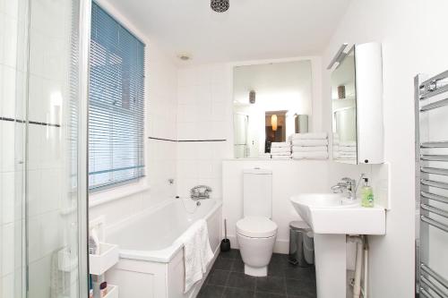 Riverside Elegant Cosy Central Canterbury Cottage with Free Parking