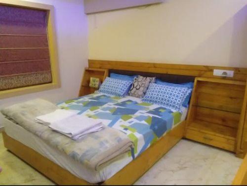 1 queen bed, 1 sofa bed