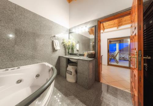 浴室, Villa Eleni - Maisonette with Ocean panorama terrace in 阿里喀納斯