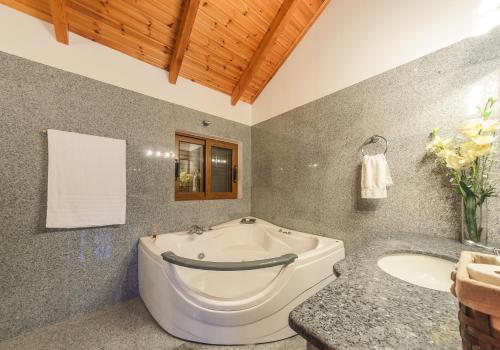 浴室, Villa Eleni - Maisonette with Ocean panorama terrace in 阿里喀納斯