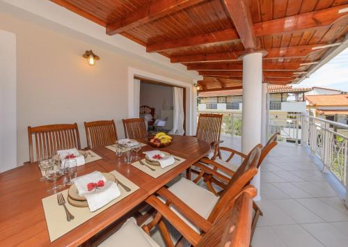 陽台/露台, Villa Eleni - Maisonette with Ocean panorama terrace in 阿里喀納斯