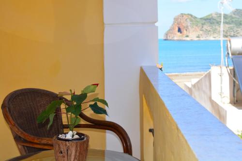 Raph's Studios-Apts By The Sea 5