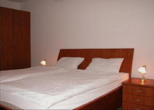 2 bedrooms, 6 beds