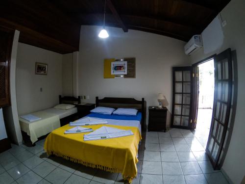 1 double bed, 1 twin bed