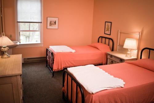 2 twin beds