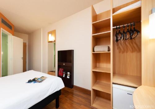 ibis Sao Carlos Ideally located in the Centro area, Ibis São Carlos promises a relaxing and wonderful visit. Offering a variety of facilities and services, the property provides all you need for a good nights sleep