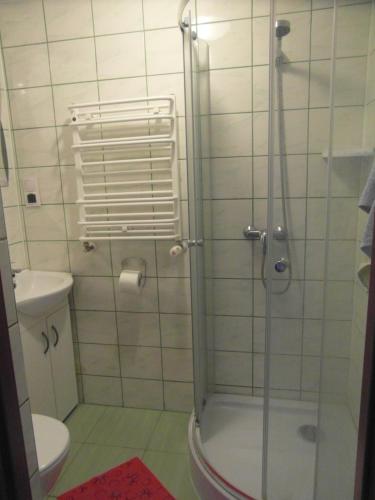 Twin Room with Private External Bathroom image 3