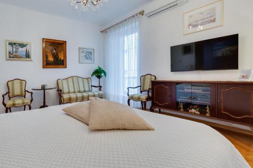 Central Palace Apartment